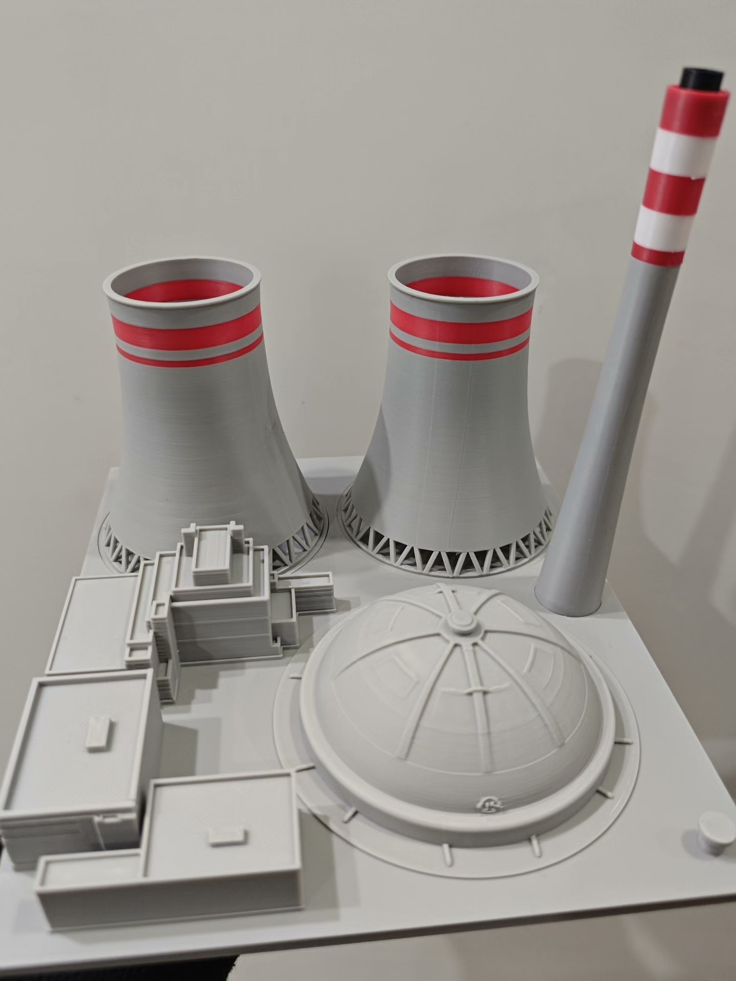 3D Printing Industrial - โมเดลโรงไฟฟ้าขนาดเล็กพิมพ์ 3 มิติ พร้อมปล่องควันและหอทำความเย็น, ของตกแต่งโต๊ะทำงานอุตสาหกรรม, วัสดุ