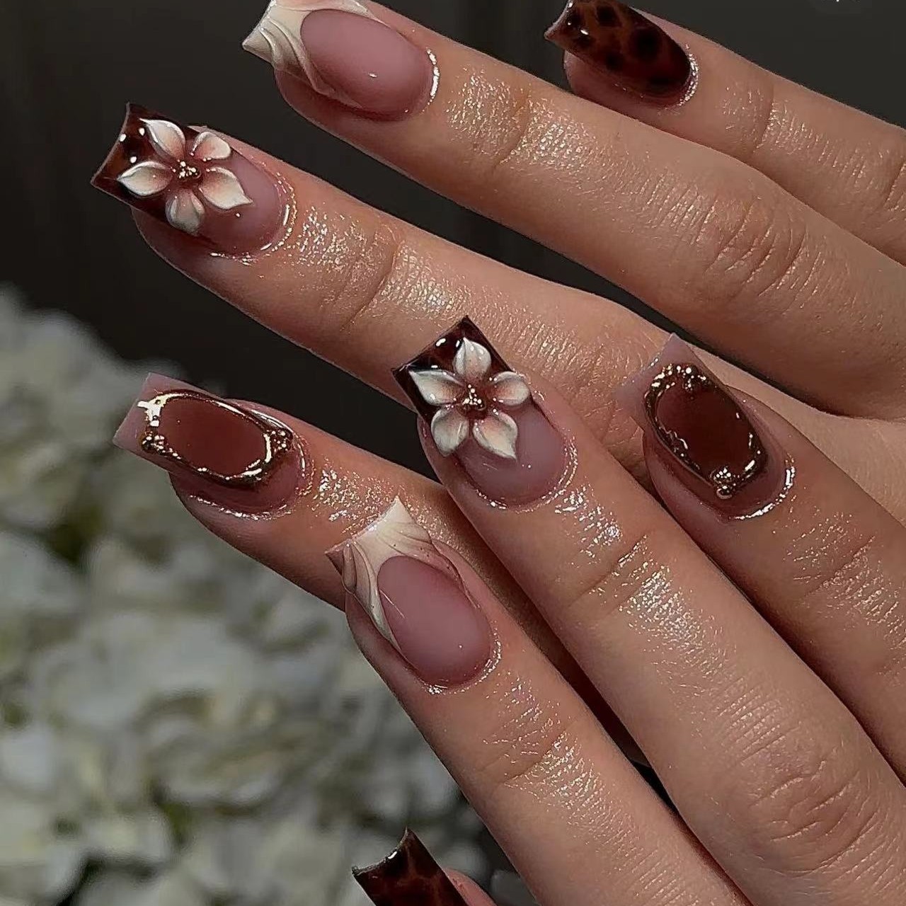 3D Printing Nails - เล็บปลอมทรงเหลี่ยมสั้นสำหรับผู้หญิง แฟชั่นลายเสือดาวสีน้ำตาล พร้อมลายดอกไม้ 3 มิติ ประดับโบว์
